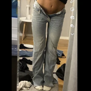 jeans med slits  - säljer dessa jenas ifrån gina, nästan oanvända, skriv för fler bilder 💞nypris:600😚de har slits ned till