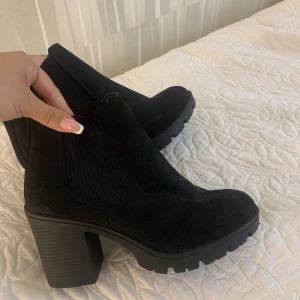 Boots - Valt att sälja dess då jag råkat fått två stycken. Jätte fina på och passar perfekt nu när det börjar bli kyligt. Snabb affär 150kr🩷🖤