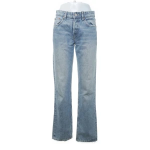 Midrise jeans zara 36 - Säljer dessa mid rise jeansen från zara i storlek 36. Köpt på Sellpy säljer pga av för stora. Jättefint skick