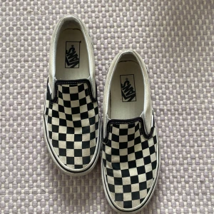 Vans skor. - Jättefina Vans. Använda ett flertal gånger, lite smutsiga men det kan man säkert få bort. Hög sula. Säljer de då de inte passar längre.