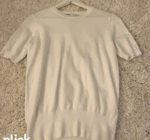 T-Shirt zara - Säljer denna fina tröja från zara. Jag har fler liknande och därför var denna inte kommit till användning. Den är i mycket fint skick. Skicka för fler bilder. Köparen står för frakt!