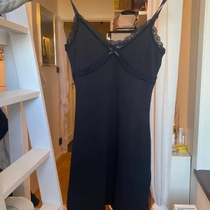 Svart & blommig klänning! Båda tillsammans för 100kr. - Säljer 2 klänningar för 100kr tillsammans. Den svarta är oanvänd med prislappen kvar och den blommiga är använd 1 gång. 