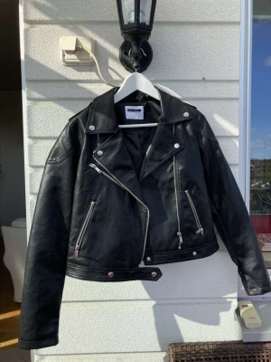 Vero moda skinnjacka - Säljer en vero moda skinnjacka 