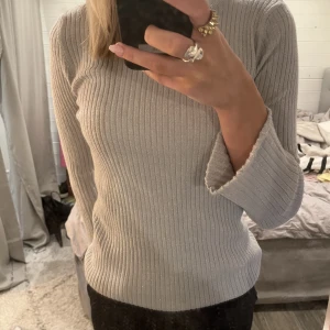 Topp - Stickad glittrig topp från design by si, aldrig använd 😊