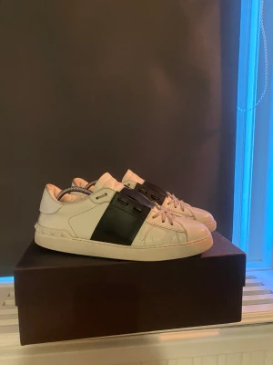 Valentino Garvani Skor - Säljer nu mina Valentinos! Det är inga större defekter! Dom är använda så att säga. Box är det ända Og som tillkommer. Tveka inte på att höra av dig vid minsta lilla!🙌🏽 Är även öppen för byten😁