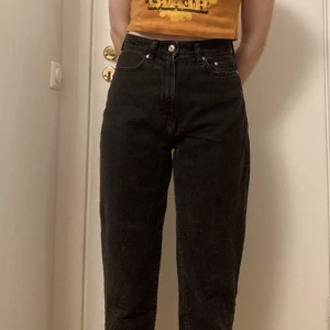 Svarta Jeans - Svarta loose fit mom jeans 🖤  Pris kan diskuteras 🙌