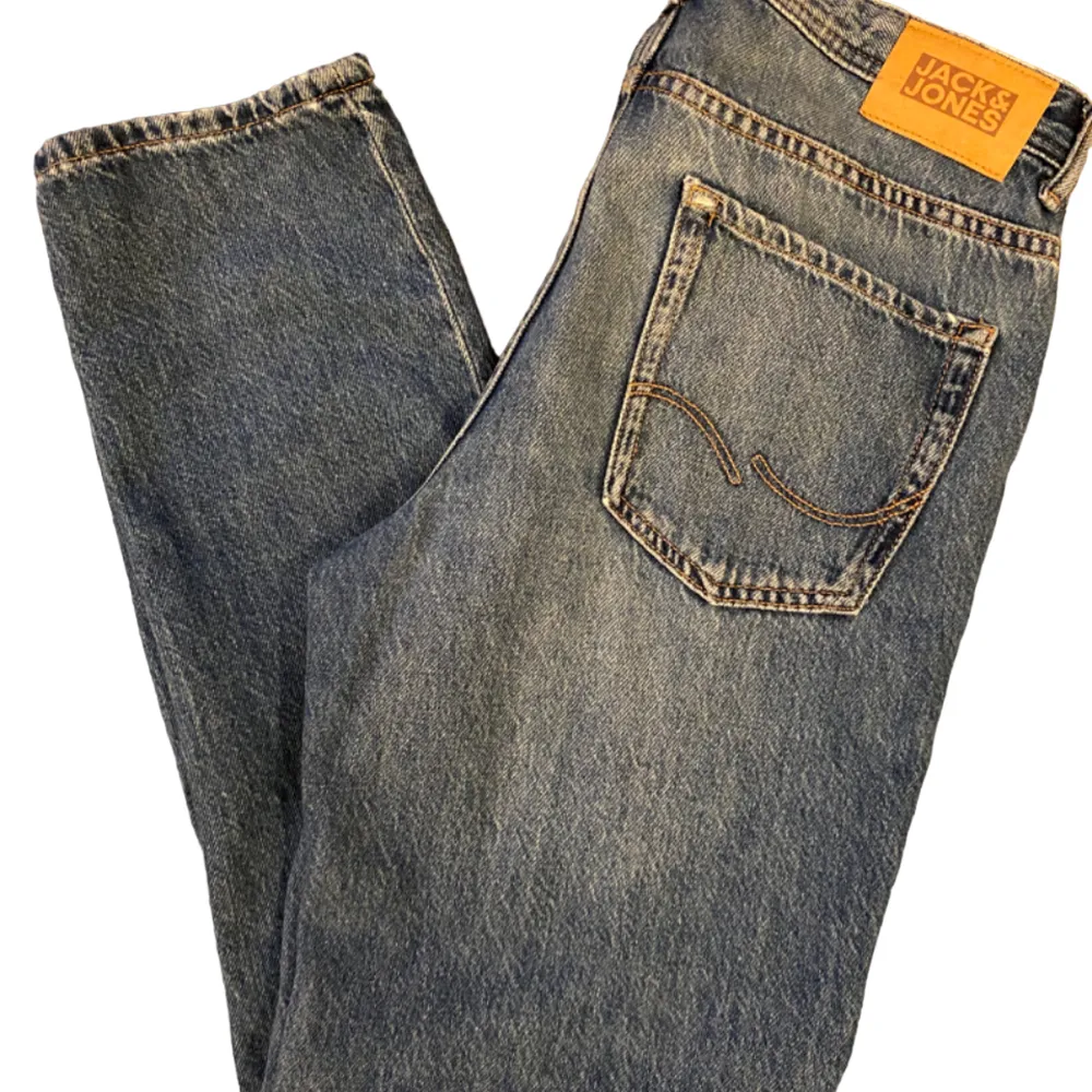 Jack & Jones jeans i modellen ”Regular Clark”. De är i storlek 164 men passar 160-170. Jeansen är i ett gott skick.. Jeans & Byxor.