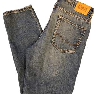 Jack & Jones jeans i modellen ”Regular Clark”. De är i storlek 164 men passar 160-170. Jeansen är i ett gott skick.