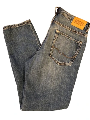Jack & Jones jeans - Jack & Jones jeans i modellen ”Regular Clark”. De är i storlek 164 men passar 160-170. Jeansen är i ett gott skick.
