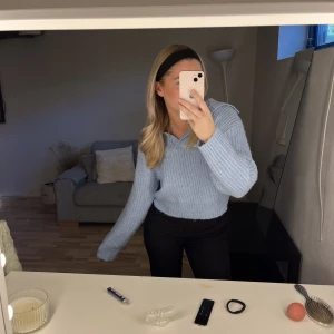 Stickad tröja  - Blå stickad tröja, endast använd en gång💙
