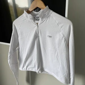IcanIwill träningströja - Så fin och skön träningströja, lite kortare i modellen med en dragsko i midjan😍 sparsamt använd!!