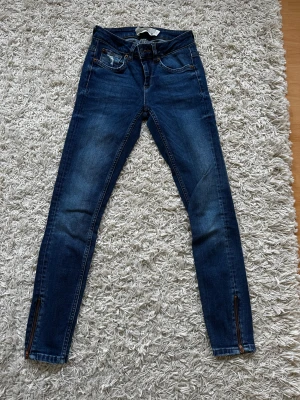 Jeans - Jeans från Gina Tricot märke Kristen.  Storlek 26/30.