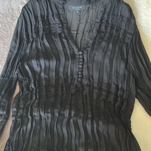 blus - Säljer denna coola enkla blusen som jag knappt använt då den inte riktigt passar mig i stilen. Från Kriss i storleken M men skulle säga att den passar S med❤️❤️