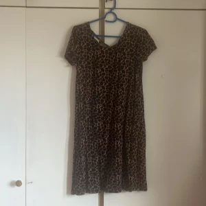 Sommarklänning  - Kort sommarklänning, mjuk material 