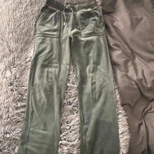 Juicy Couture💚 - Säljer mina Juicy byxor i färgen ljusgrön str xs då de inte kommit till användning.💚Nypris 1199💚