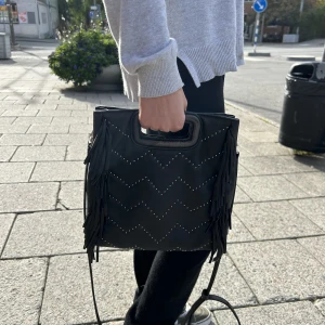 Maje väska  - Säljer en svart maje väska, ganska använd (skriv för fler bilder)😊