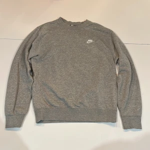 Grå Nike Sweatshirt - Fet grå nike-sweatshirt! Storlek XS men passar även storlek S. Säljer då den inte passar mig längre. Bara att skriva vid fler frågor!