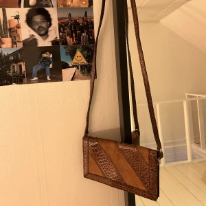 Väska - Väska med längre band. 