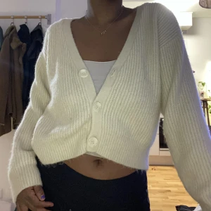 Stickad tröja  - Den är knap använt, är mjuk o ser fortfarande ny ut 