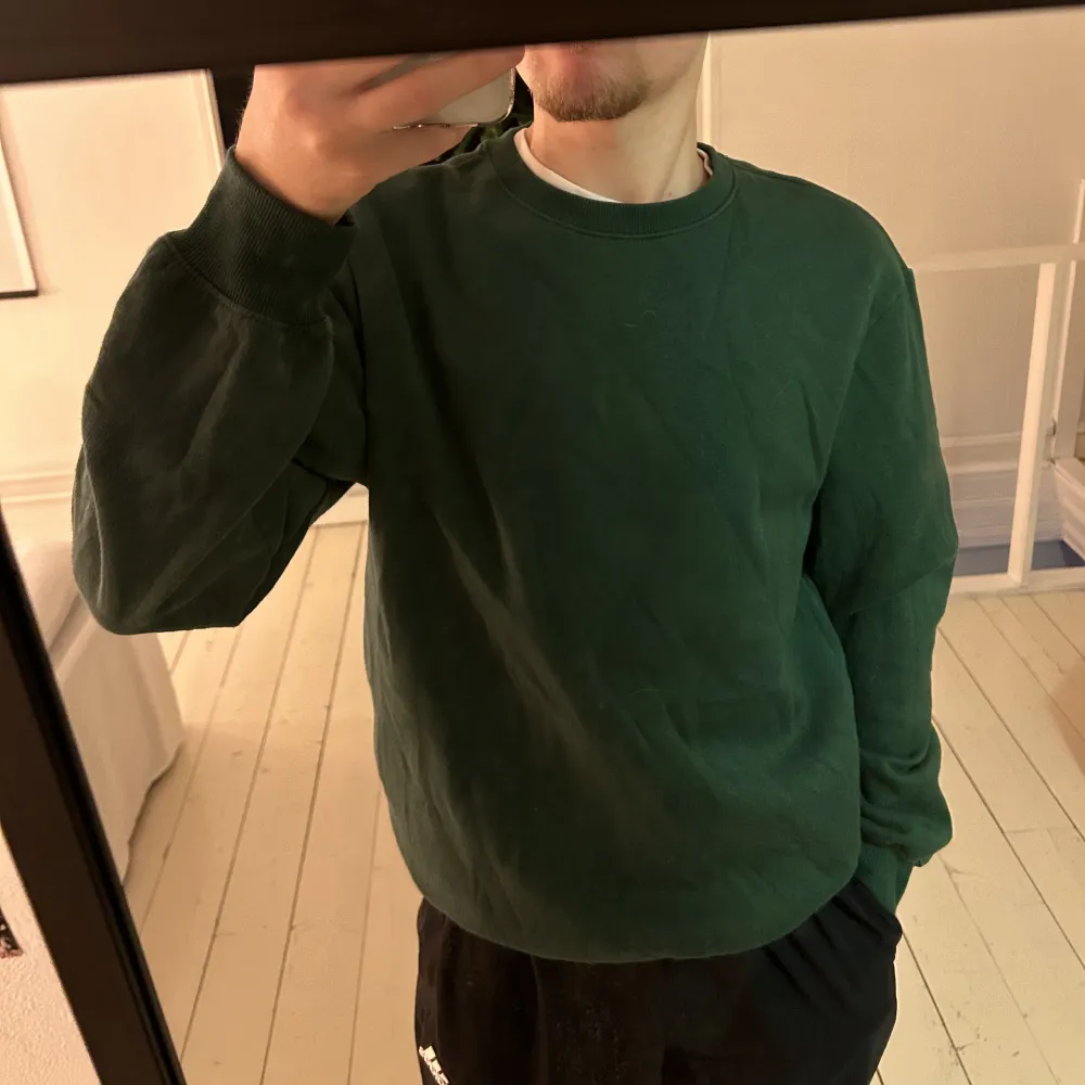 En grön sweatshirt från H&M i storlek S. Färgen blir missvisad i andra bilden, första bilden visar hur färgen ser ut! 😄. Hoodies.