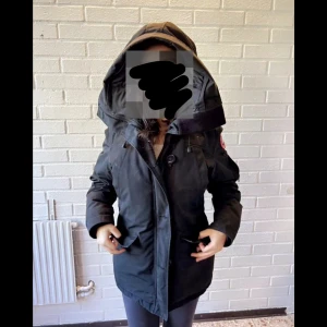 Canada Goose Jacka - Äkta men ca 2 år gammal och inga skador. Köpte jackan av min vän för 7500 säljer för 5000.🥰 Håller värmen perfect och jätteskön, jackan har även päls som är jättemjuk💝Ända anledningen att jag säljer är att jag har växt ur.💞 