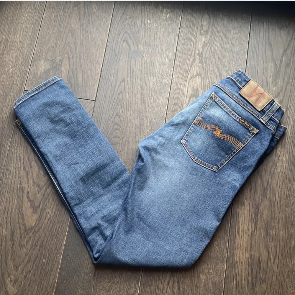 Nudie Jeans co jeans! Skick 9,5/10 nästintill nyskick | Modell ”Skinny Lin”, slim passform | Nypris 1600kr | Svarar gärna på era frågor och funderingar!. Jeans & Byxor.
