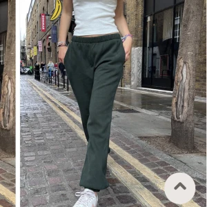 Svarta Brandy mjukisbyxor⭐️ - Svarta/gråa sweatpants från Brandy Melville i ”Rosa” modell💗 Nypris: 352kr 