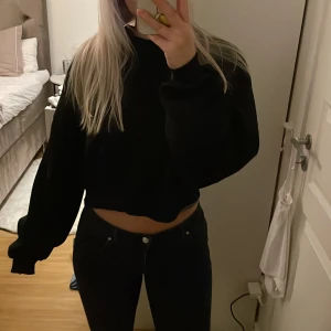 Svart sweatshirt  - Svart lite croppad sweatshirt från Nelly , använt 1-2 gånger , känns som ny eftersom den fortfrande är mjuk och lurvig inuti, det är storlek xs men den är väldigt oversized och sitter snyggt, den känner mer som en s-m , priset kan diskuteras💗