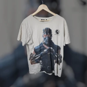 Mortal Kombat x tshirt - Skön mortal kombat tshirt i najs material, storlek xl men de baggy.