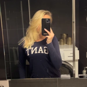 Marinblå tröja från Gant, strl XS - Långärmad tröja ifrån Gant i strl XS. Använd endast ett fåtal gånger, frakt tillkommer vid köp. 💞
