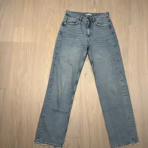 Ett par ljusblåa jeans från Gina tricot. Knappt använda. Köpta för 599kr