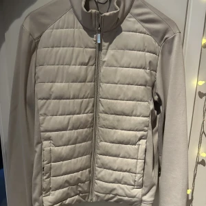 Zara - Dunjacka  - 🤍Beige dunjacka från Zara man i storlek M.