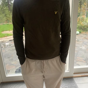 Stickad tröja - Här är en snygg stickad tröja från Lyle and scott. Endast använd ett fåtal gånger. Säljer pga för liten.  Nypris ungefär 950kr 