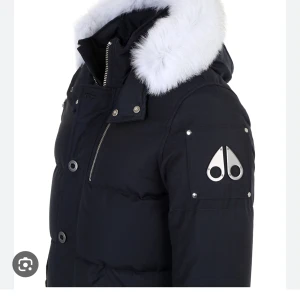 Moose knuckles jacka svart - Jag säljer min brors moose knuckles jacka, perfekt för vintern. Den är använd 2-3 gånger, självklart äkta, den är precis som en ny. Den säljs då de inte är hans stil längre. Köpt för ungefär 11 500 säljs för 5000. Pris kan diskuteras❤️skriv för fler bilder