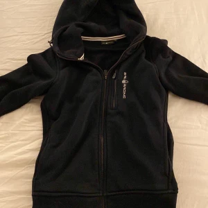 Sailracing zip up - Sailracing zip up tröja tror den var köpt på thernlunds. Den sitter lite liten o lite tight. Säljer den för den är för liten för mig. Inte använd så mycket 