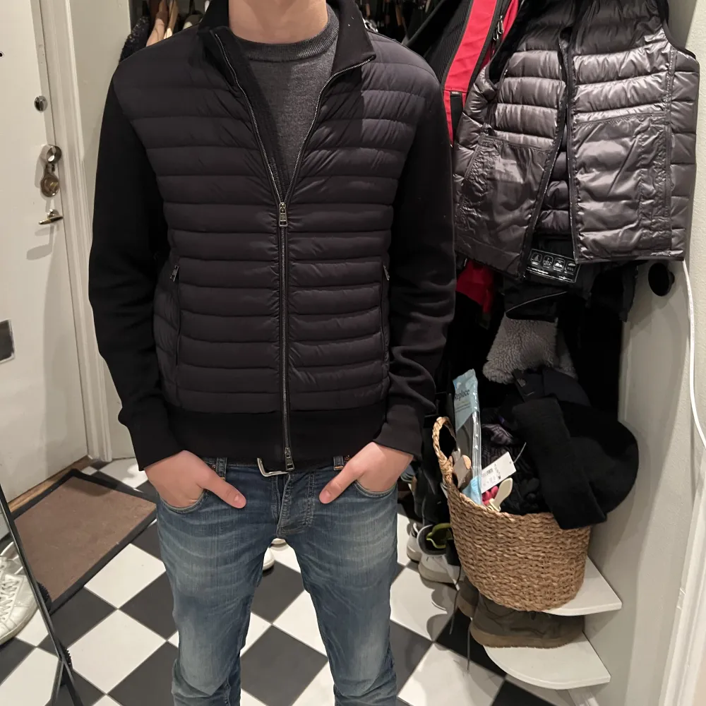 Säljer nu denna snygga cardigan från Moncler. Köpt i våras på nk (kvitto finns). Inga defekter förutom att den är lite sliten på ena ärmen. Nypris ca 9500, mitt pris 4500kr🤩pris kan diskuteras, jag är även öppen för byten!. Jackor.