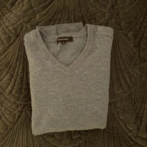 Stickad tröja - Säljer stickad v-ringad tröja från Paul & Friends. Mycket bra skick. Tröjan är storlek L men sitter mer som S-M.