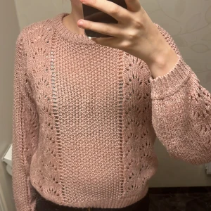 Stickad tröja  - En ljusrosa stickad tröja som bara är använd några gånger och den är i mycket bra skick 