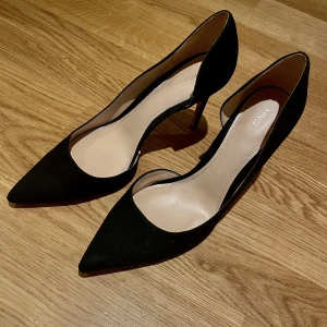 Klackskor svarta  - Jättesnygga klackskor ifrån Mango , som tyvärr aldrig har kommit till användning. Storlek 39 