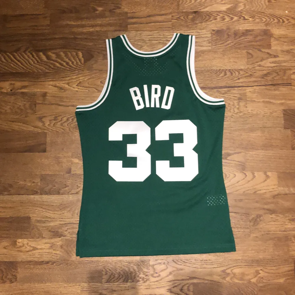 MITCHELL & NESS Linne - Swingman Boston Celtics Home 1985-86 Larry Bird NYPRIS 1199KR Helt ny/oanvänd, ej tvättad Ingen prislapp Storlek S. Toppar.