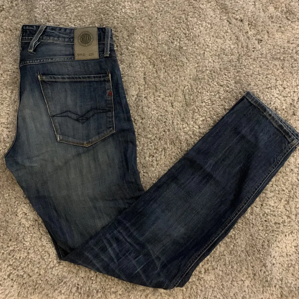 Replay jeans Anbass i stl. 32/34 En av remmarna på baksidan har lossnat, men annars ett par väl omhändertagna jeans. Hör av dig vid minsta fråga eller fundering ;). Jeans & Byxor.