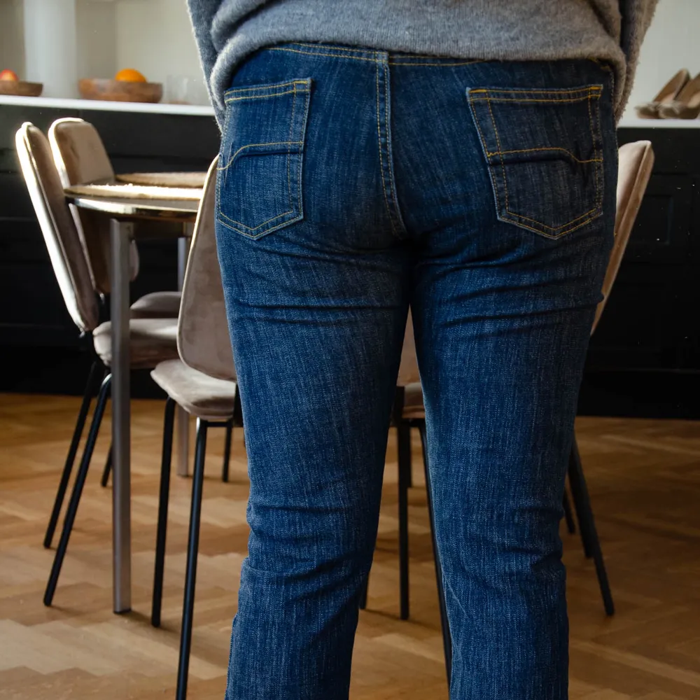 Raka jeans köpta second hand insydda i midjan.  Midjemått ca 40 Innerben: ca 78. Jeans & Byxor.