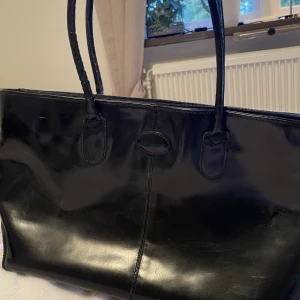 Väska svart - Väska glansig, har några få repor på baksidan men inget som man tänker på