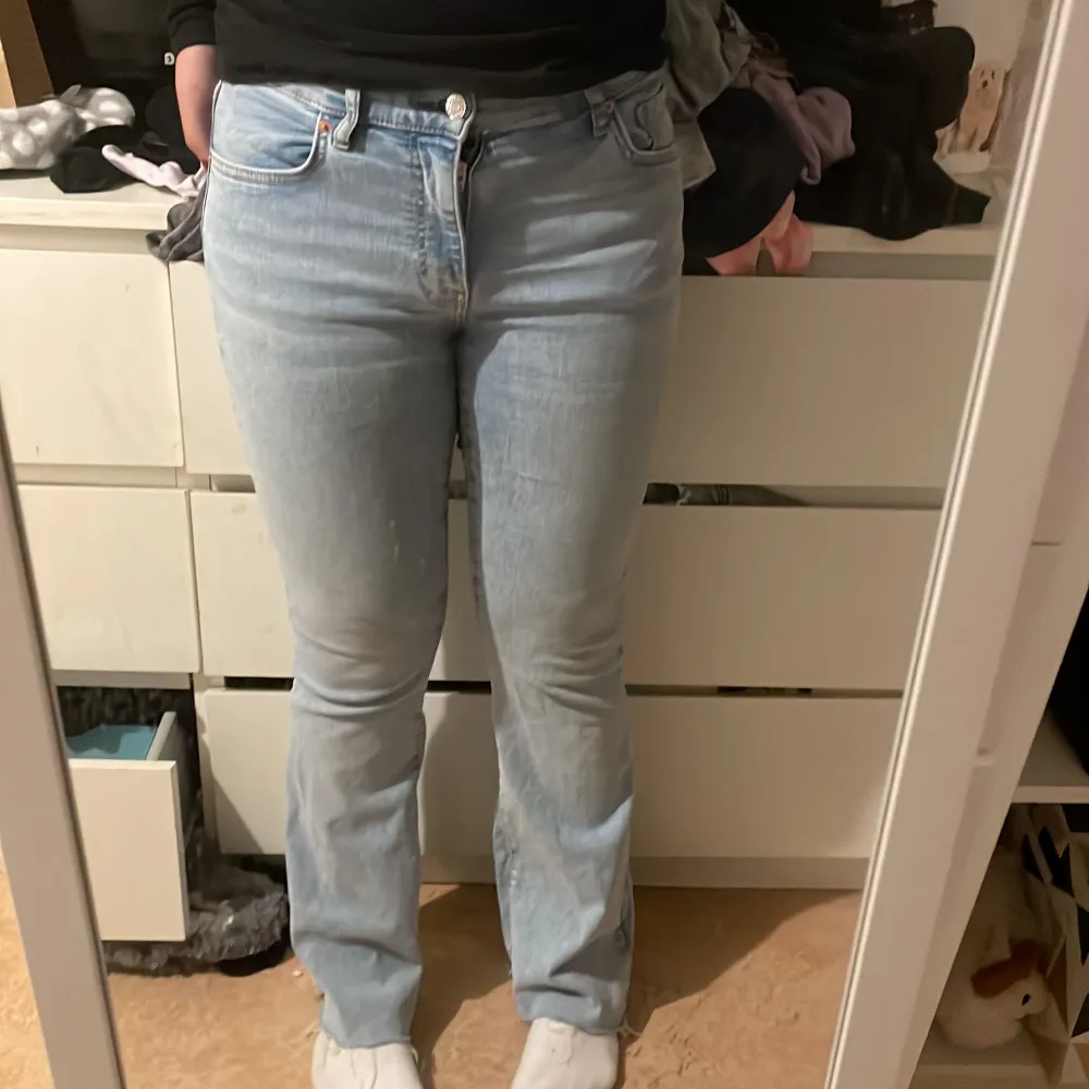 Lågmidjade bootcut jeans från Gina, OBS dem e klippta nertill för att dem var för långa. Stretchiga vid låren och storlek 38 men passar även som storlek 40.  Kontakta för fler bilder på jeansen💞💞💞. Jeans & Byxor.