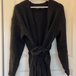 Stickad kofta - Säljer denna jätte mysiga stickade koftan som tyvärr inte heller kommer till användning nu mera. 