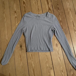 Långärmad tröja - Långärmad tröja från Monki. Bra skick, knappt använd, 95% bomull, 5% elastan.