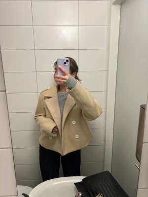 Kappa - Super fin beige kort kappa från nakd🩷