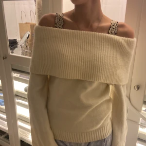 Off shoulder tröja - Stickad gräddvit off shoulder tröja ifrån Shein i storlek s. Tröjan är aldrig använd och är i gott skick ❤️