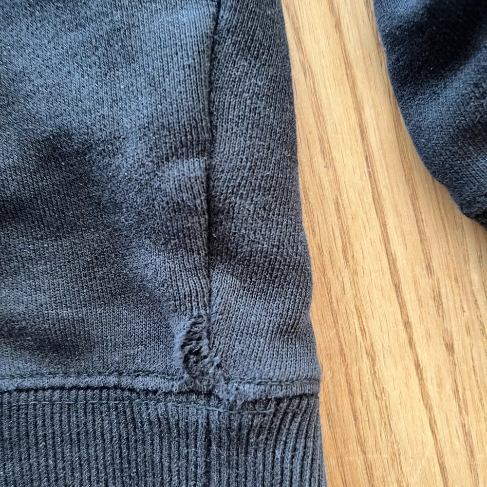 Stussy hoodie köpt 2020 på dover street market i London. Två små defekter men annars är den i bra skick. Storlek S men sitter som en M. Pris går att diskutera . Hoodies.