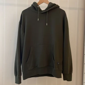 Jack&jones hoodie  - En grön Jack&jones hoodie. Hoodien är i storlek medium. Den är i bra skick och har inga hål eller andra defekter. Hör av dig för fler bilder eller frågor.